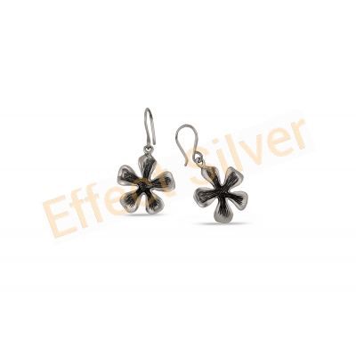 Earrings with floral design